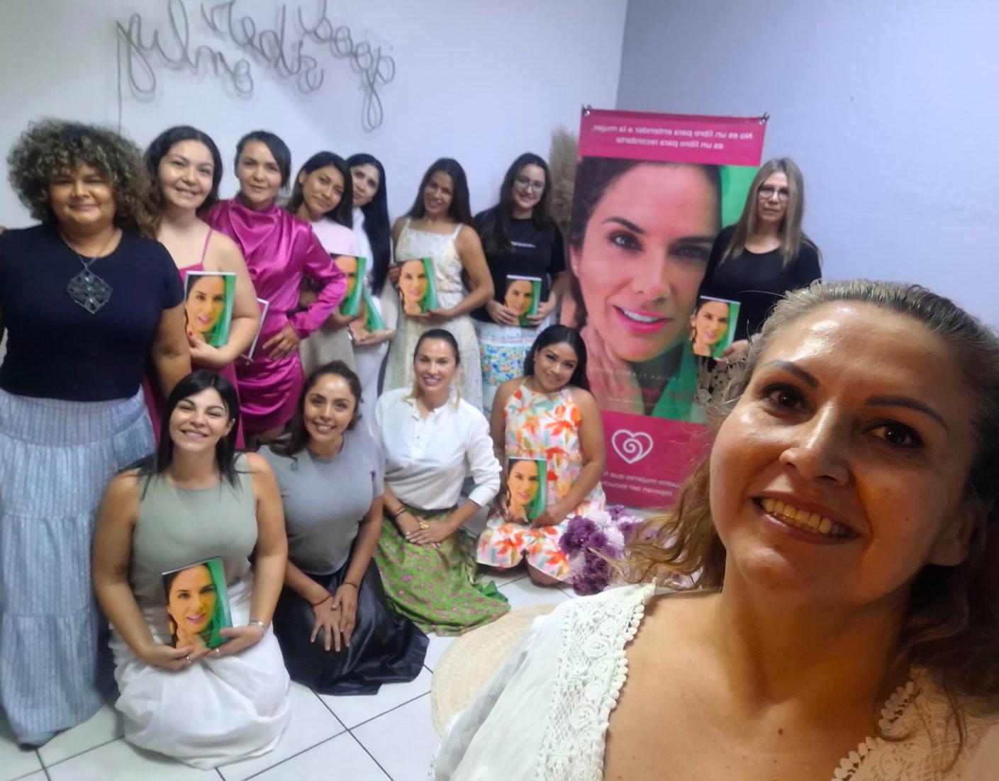 Círculo de mujeres con el libro de Karina Flandorffer